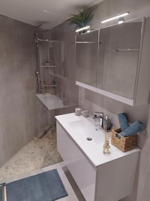Floral Home 1 - Ground Floor Apt With Courtyard And Private Parking! 아테네 외부 사진