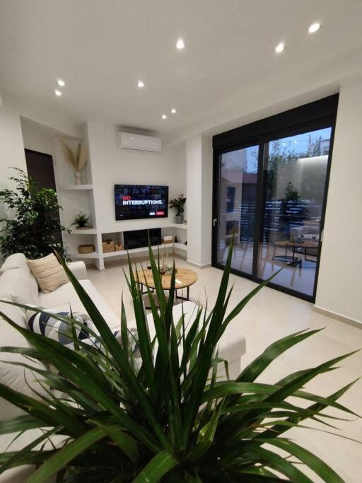 Floral Home 1 - Ground Floor Apt With Courtyard And Private Parking! 아테네 외부 사진