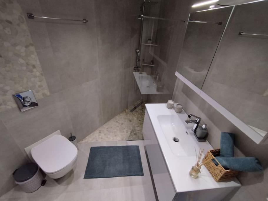 Floral Home 1 - Ground Floor Apt With Courtyard And Private Parking! 아테네 외부 사진