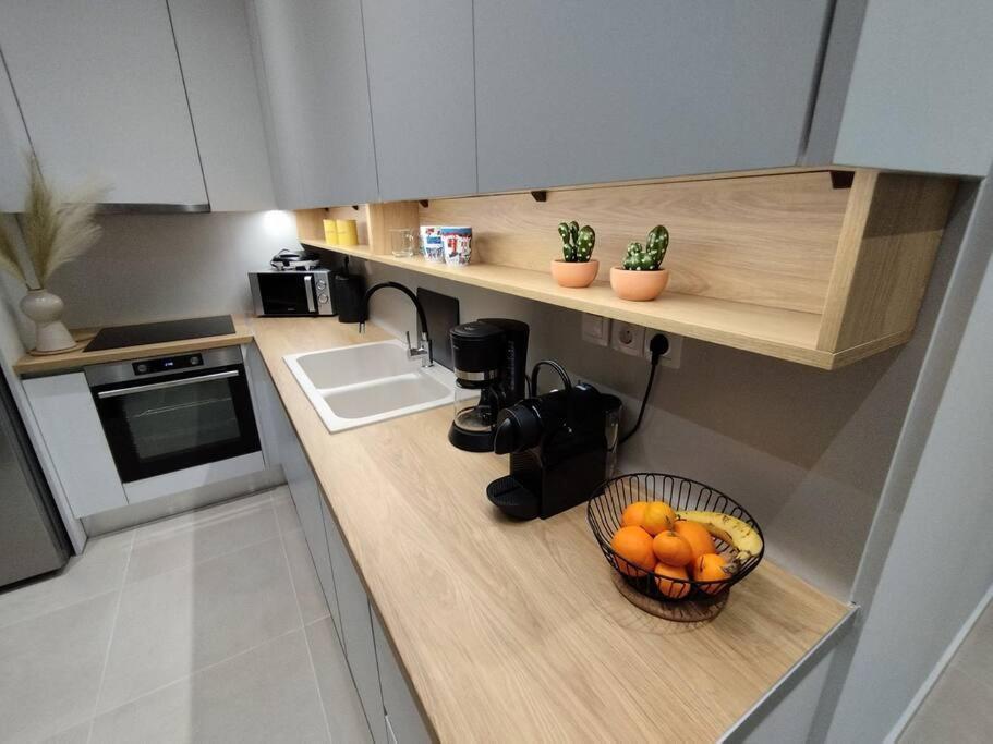 Floral Home 1 - Ground Floor Apt With Courtyard And Private Parking! 아테네 외부 사진