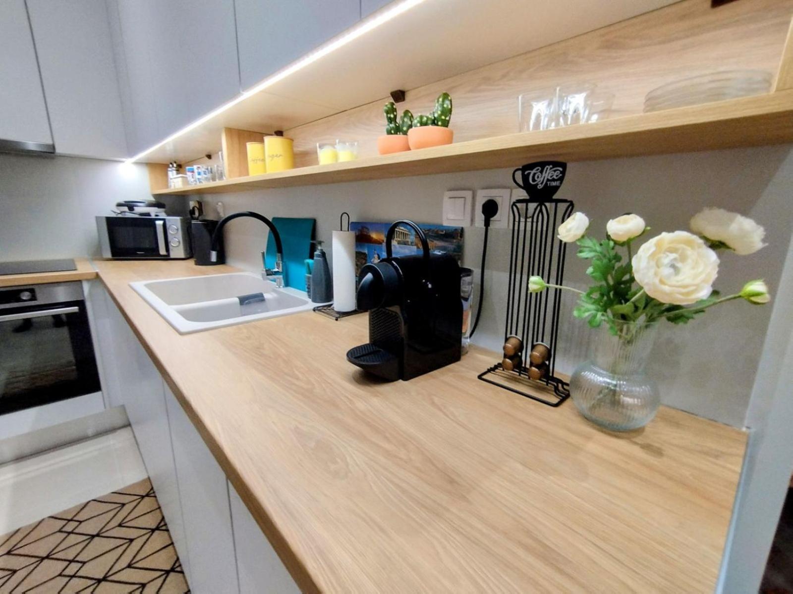 Floral Home 1 - Ground Floor Apt With Courtyard And Private Parking! 아테네 외부 사진
